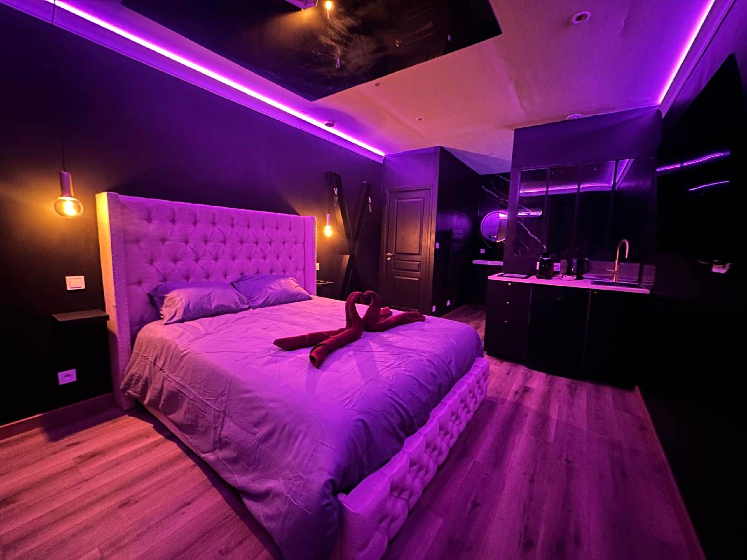 Chambre avec lit capitonné et néons violets - Love Room Saint - Gervais - la - Forêt - Dark Room BLOIS - Love Room