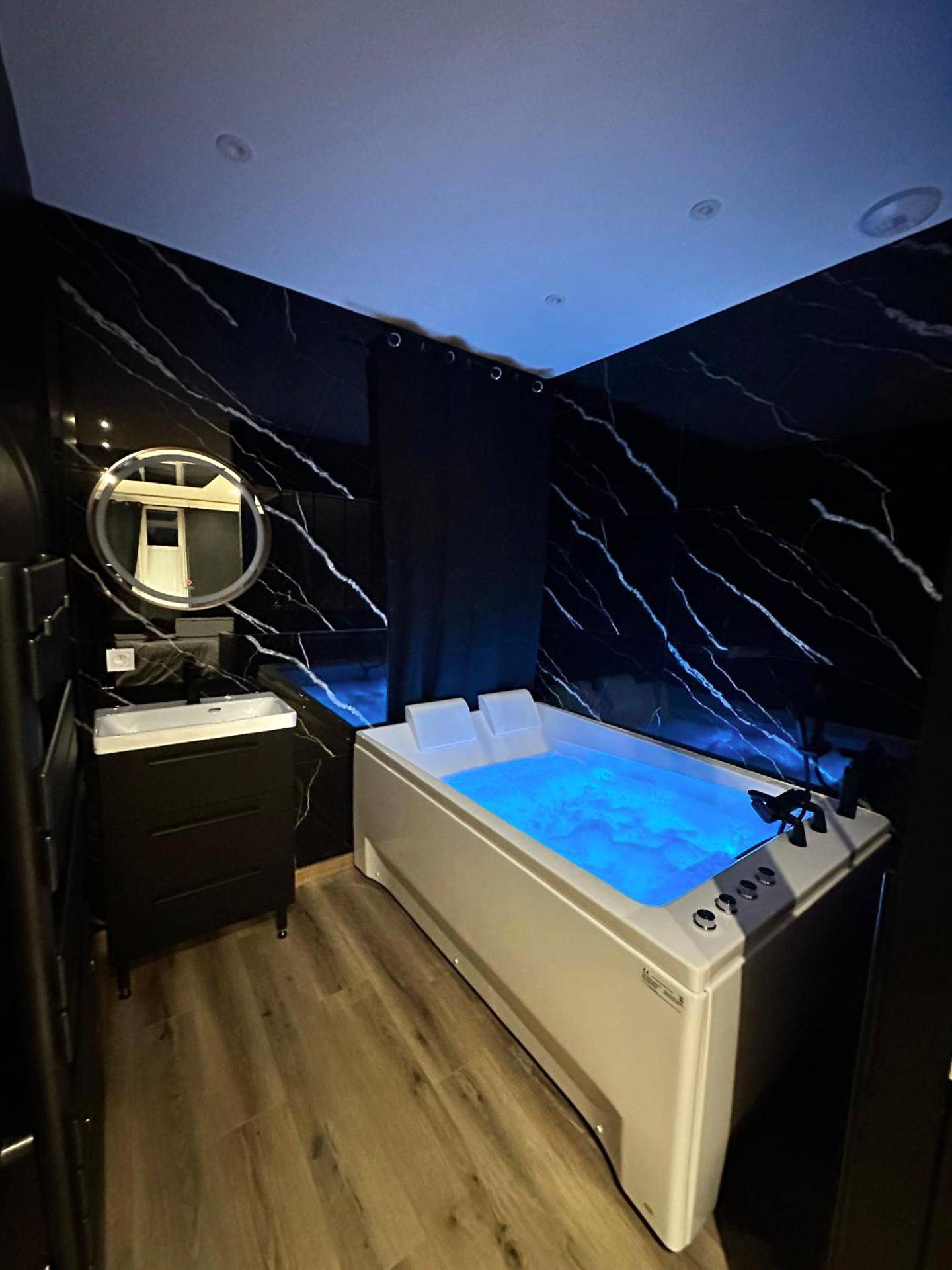 Baignoire balnéo avec éclairage bleu - Dark Room BLOIS - Love Room