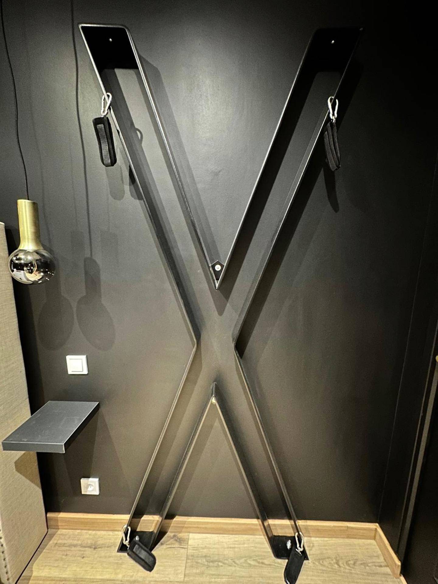 Croix de Saint - André métallique sur mur noir - Dark Room BLOIS - Love Room