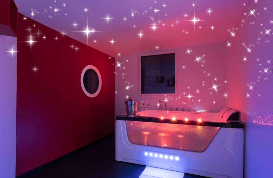 Jacuzzi privatif avec ambiance lumineuse rose - Love Room Le Boupère - Gîte de la Daudière La Grange