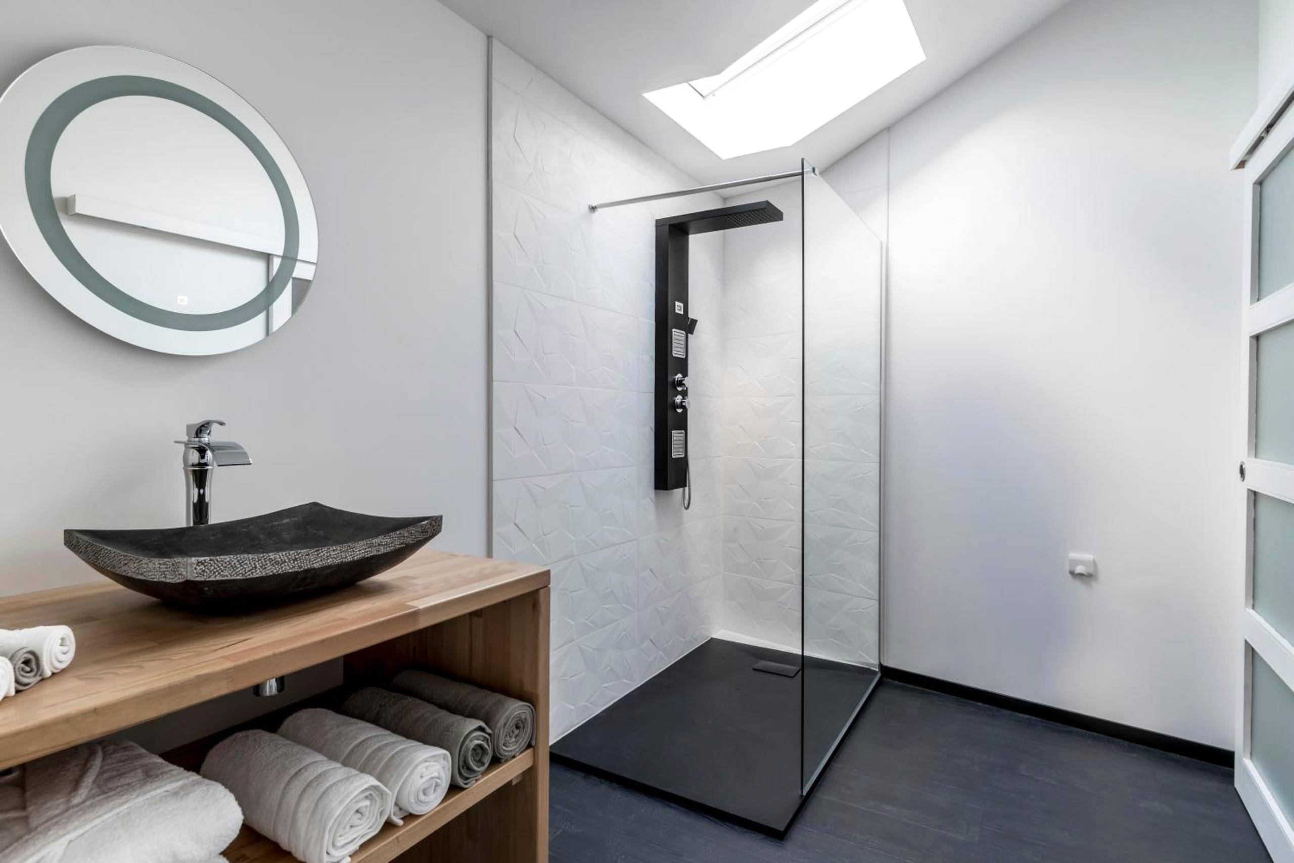 Salle d'eau moderne avec douche à l'italienne - Gîte de la Daudière La Grange