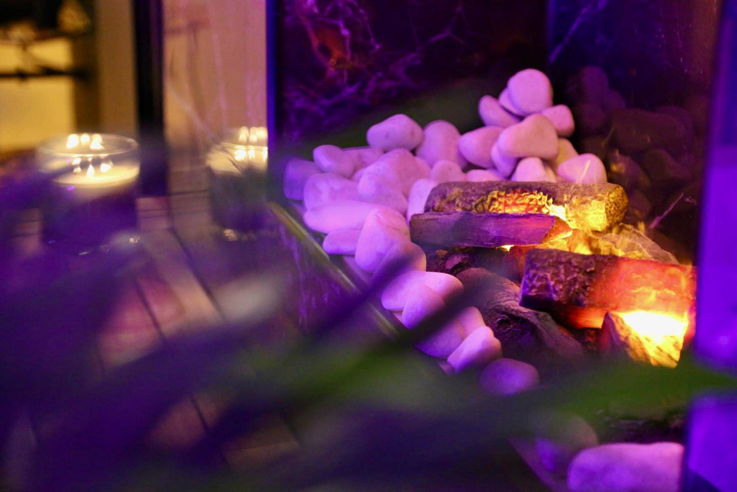 Cheminée décorative avec galets et bougies - love room gold - les delices rooms