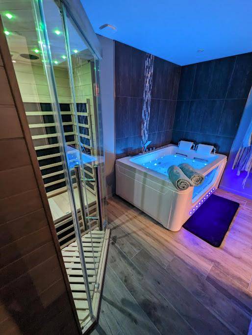 Jacuzzi privatif et sauna avec luminothérapie - Love Room Douvres - la - Délivrande - Déliv'Love