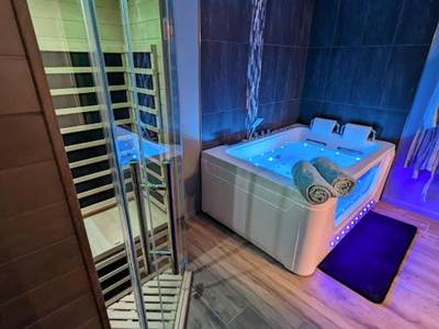 Jacuzzi privatif et sauna avec luminothérapie - Love Room Douvres - la - Délivrande - Déliv'Love