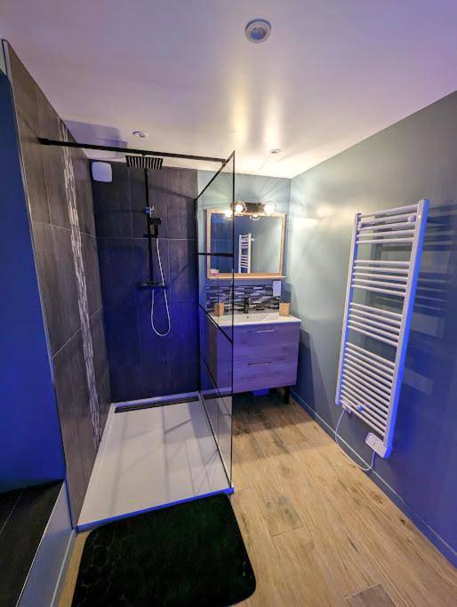 Salle de bain moderne avec douche à l'italienne - Déliv'Love
