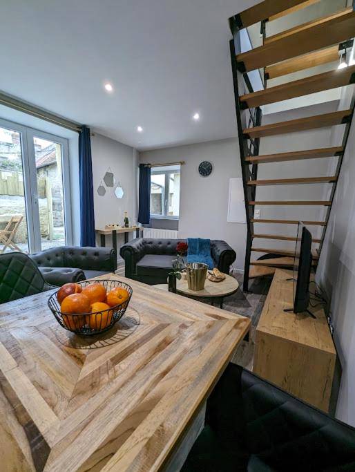 Salon avec canapé Chesterfield et escalier bois - Déliv'Love