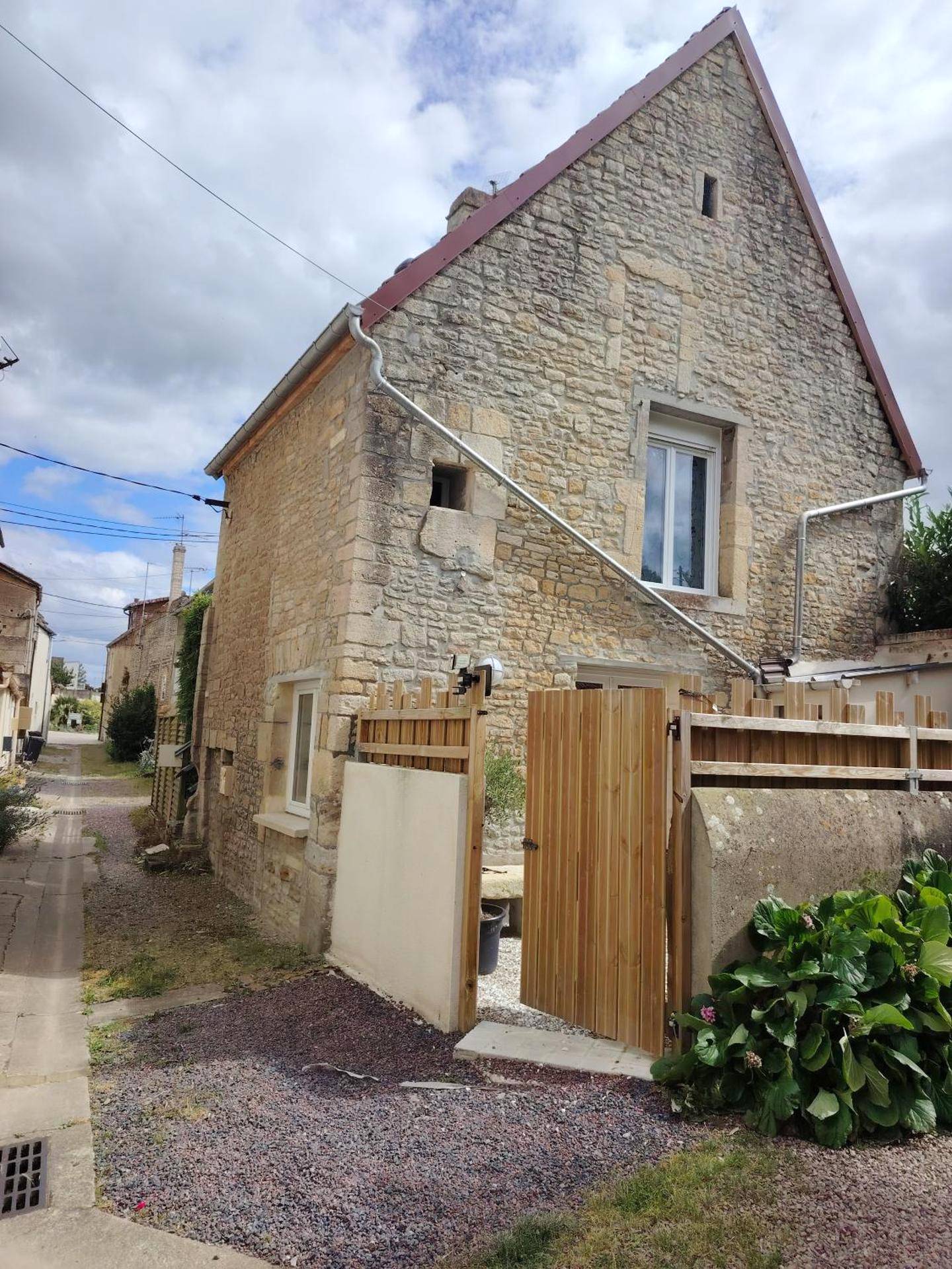 Façade en pierre avec entrée privative - Déliv'Love