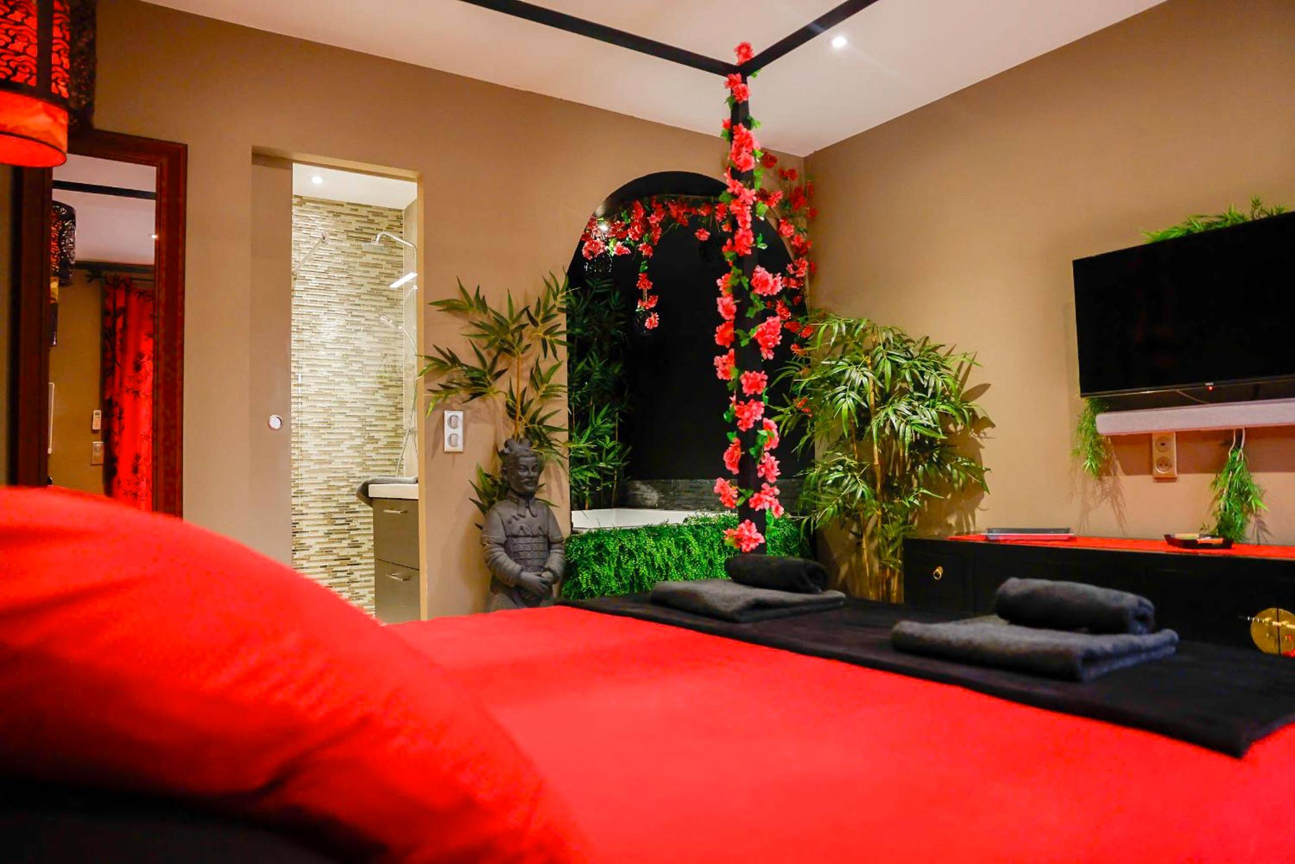 Chambre thématique avec lit rouge et fleurs - Love Room La Croix - Valmer - la demeure de POULPICAN Chambre SAKURA...