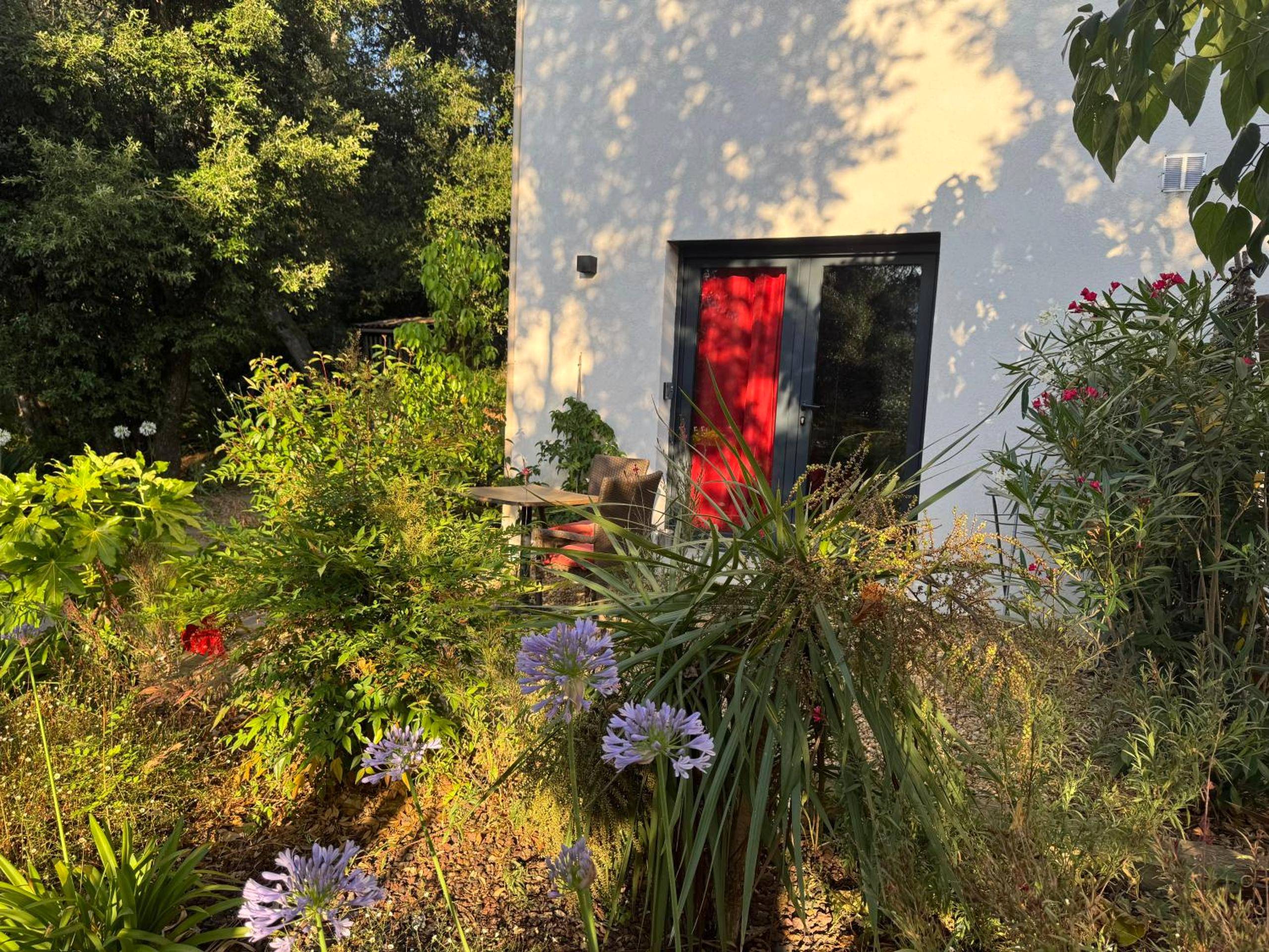 Terrasse privative avec jardin arboré - la demeure de POULPICAN Chambre SAKURA jacuzzi charme romantique terrasse privée...