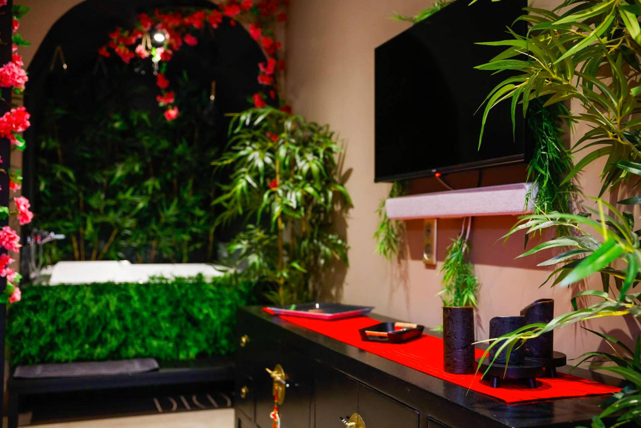 Photo - la demeure de POULPICAN Chambre SAKURA jacuzzi charme romantique terrasse privée 300m plage...