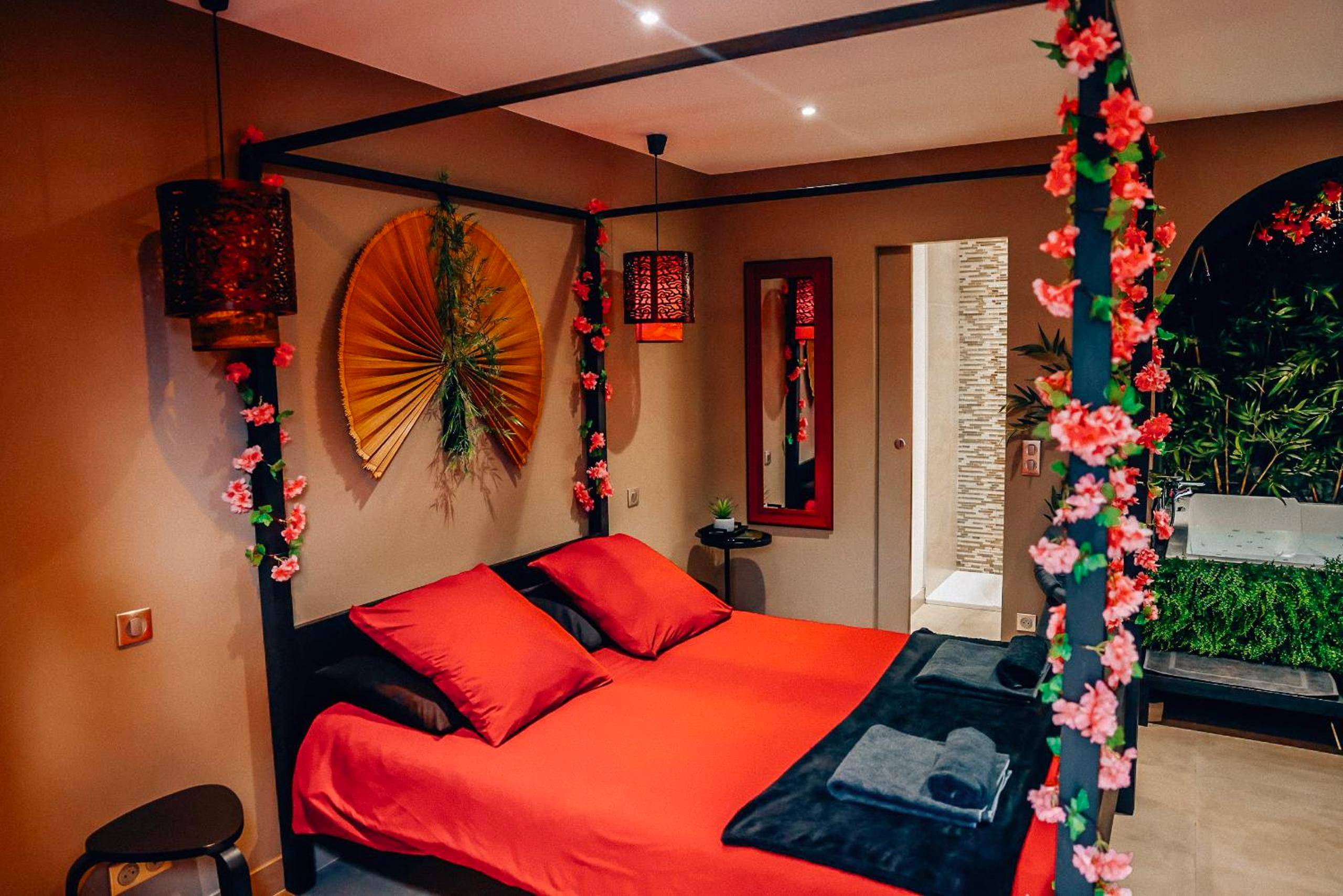 Photo - la demeure de POULPICAN Chambre SAKURA jacuzzi charme romantique terrasse privée 300m plage... - La Croix - Valmer