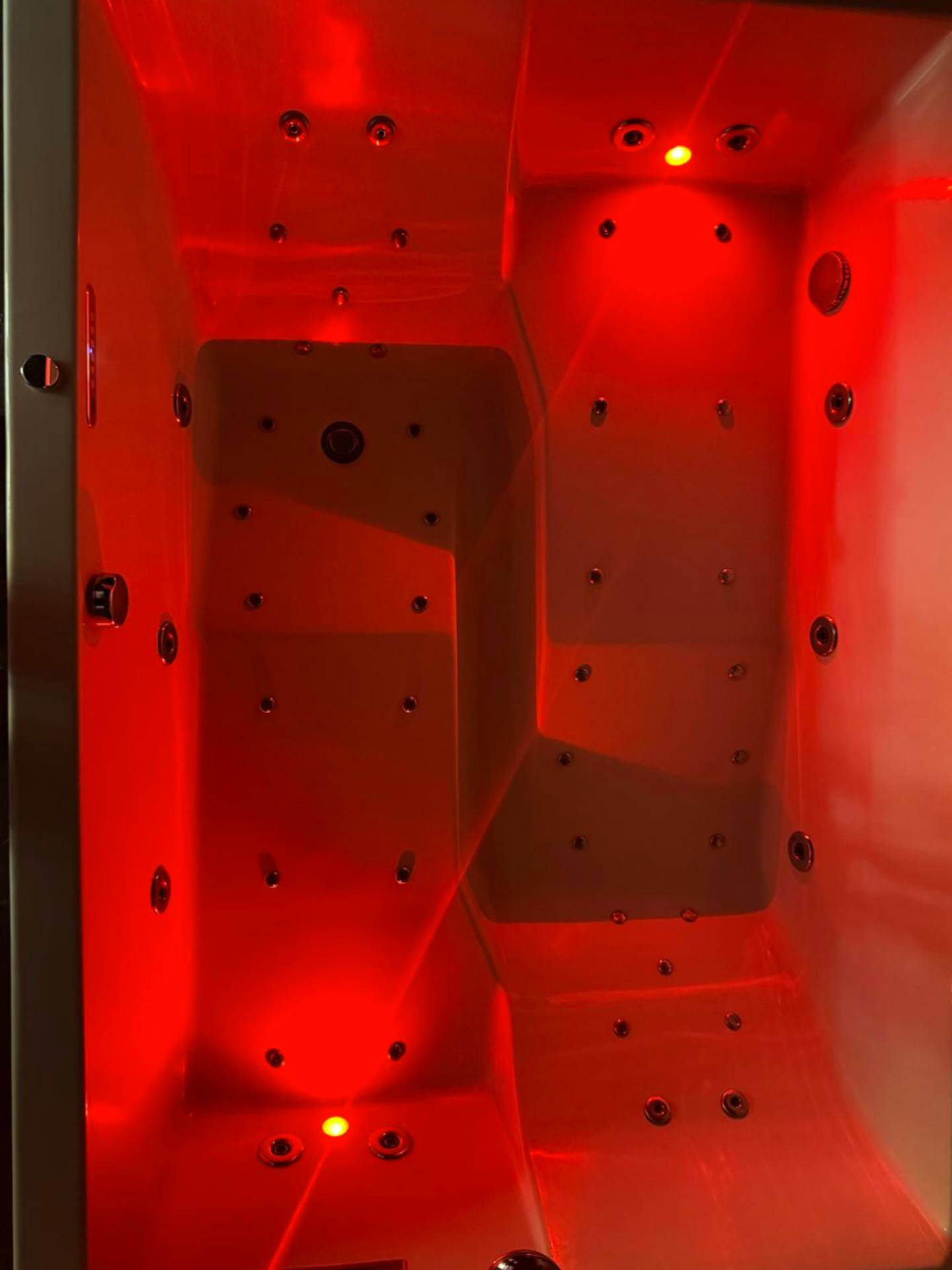 Jacuzzi privatif avec éclairage LED rouge - la demeure de POULPICAN Chambre SAKURA jacuzzi charme romantique terrasse...