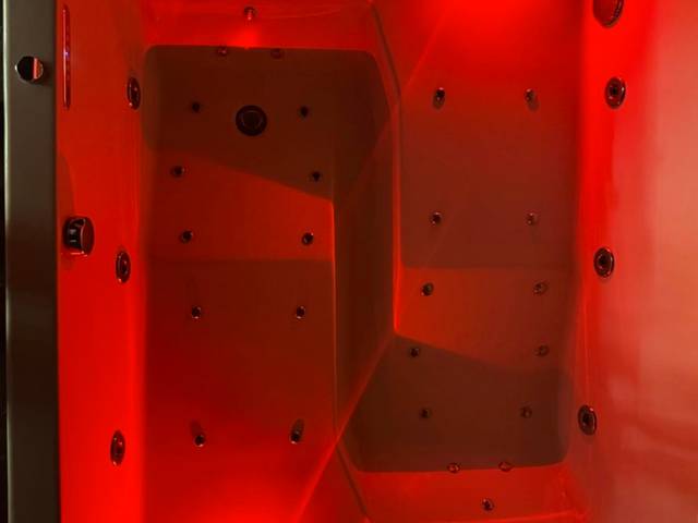 Jacuzzi privatif avec éclairage LED rouge - la demeure de POULPICAN Chambre SAKURA jacuzzi charme romantique terrasse...