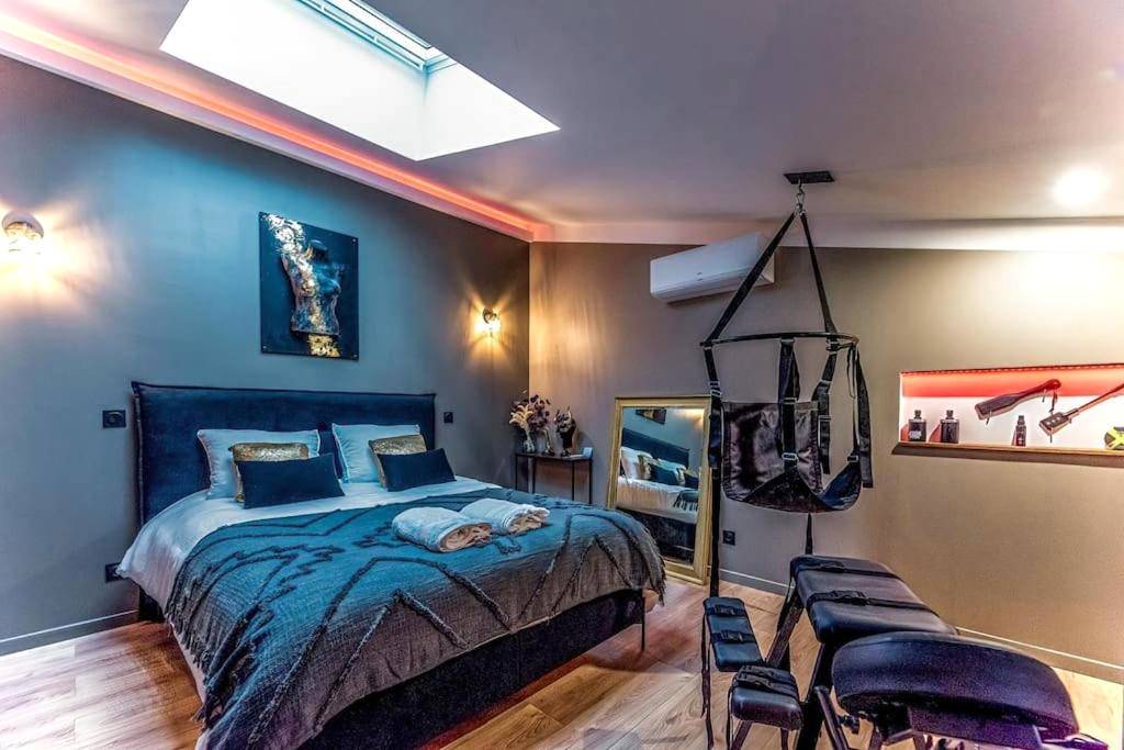 Chambre avec lit king size et balançoire - Love Room Montauban - Le désir secret