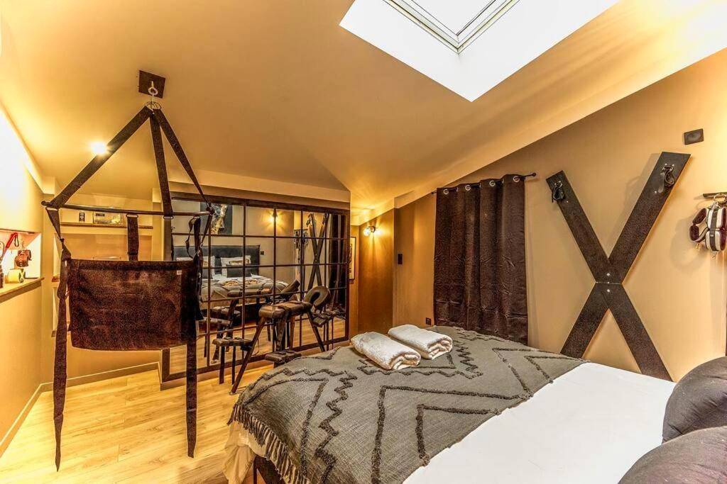 Espace érotique avec croix de Saint - André - Le désir secret