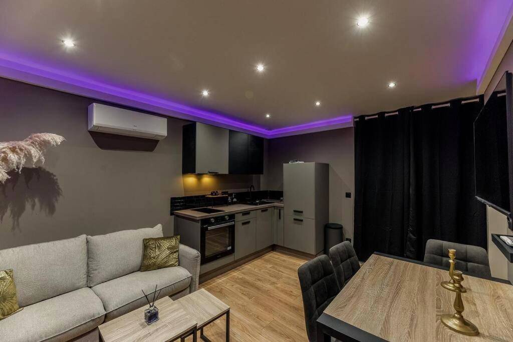 Cuisine équipée et salon avec éclairage LED - Le désir secret