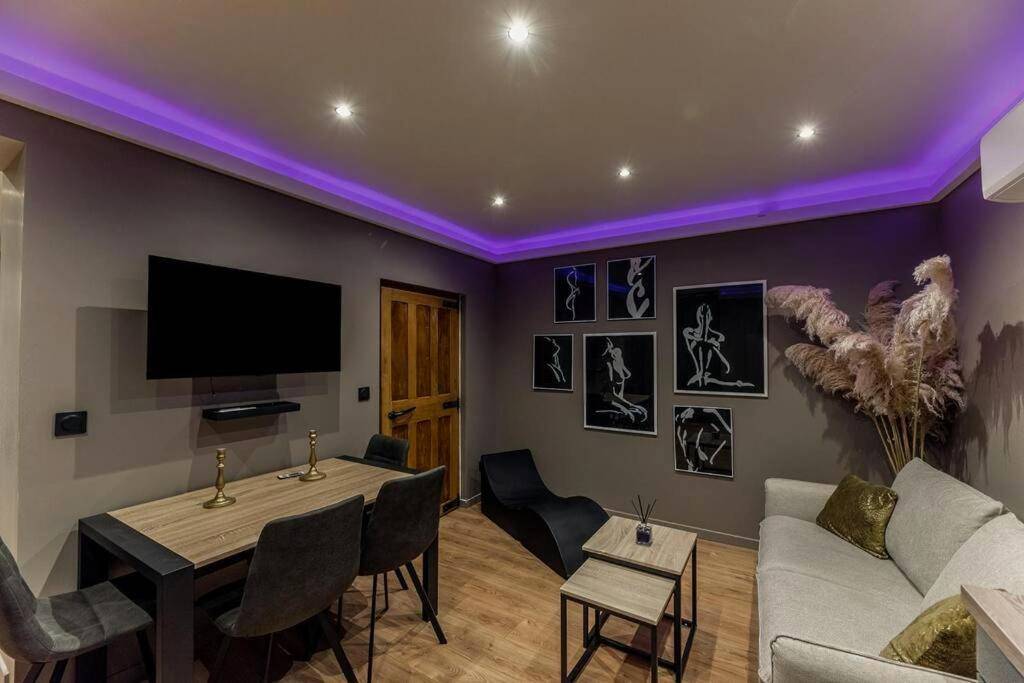 Salon avec canapé, télévision et fauteuil tantra - Le désir secret
