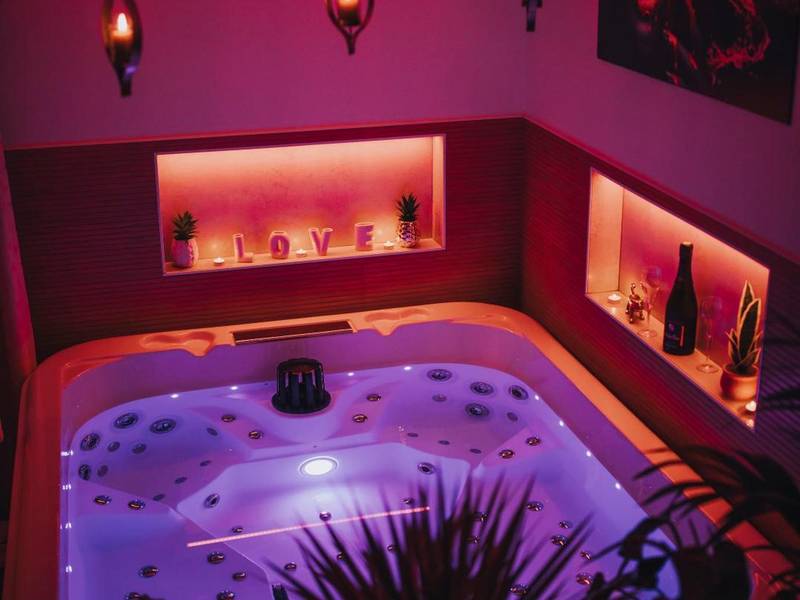 Jacuzzi privatif avec éclairage rose et néon LOVE - Love Room Camors - Le Desirella gite De Charme Spa
