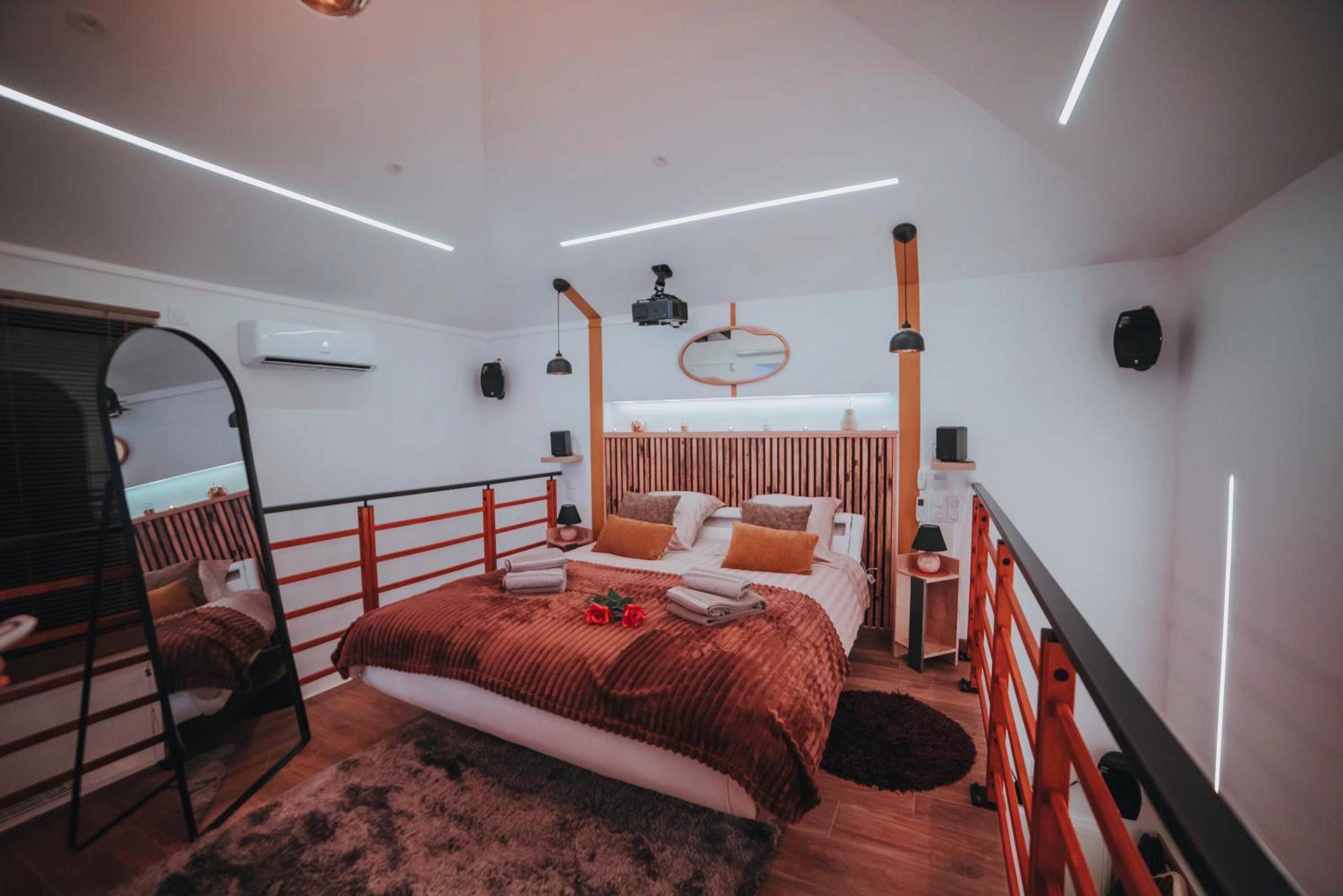 Chambre en mezzanine avec lit double et miroir - Le Desirella gite De Charme Spa