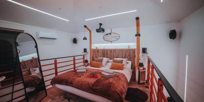 Chambre en mezzanine avec lit double et miroir - Le Desirella gite De Charme Spa