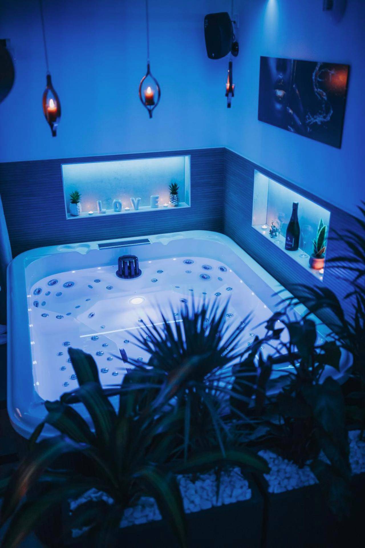 Baignoire balnéo avec luminothérapie bleue - Le Desirella gite De Charme Spa
