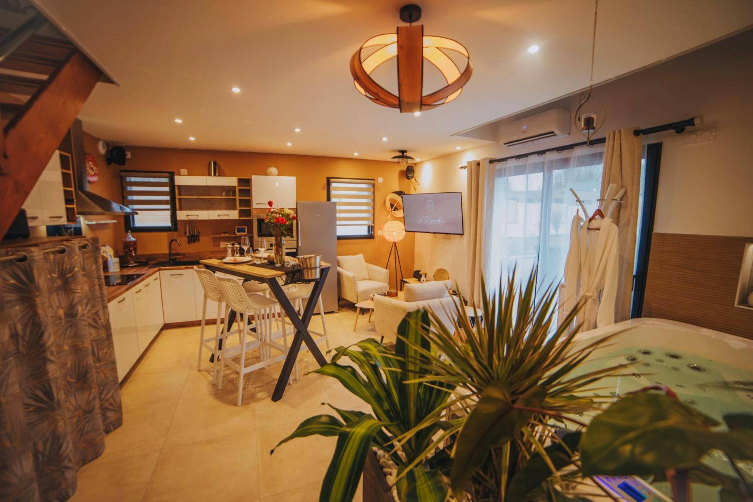 Espace de vie ouvert avec cuisine et salon - Le Desirella gite De Charme Spa