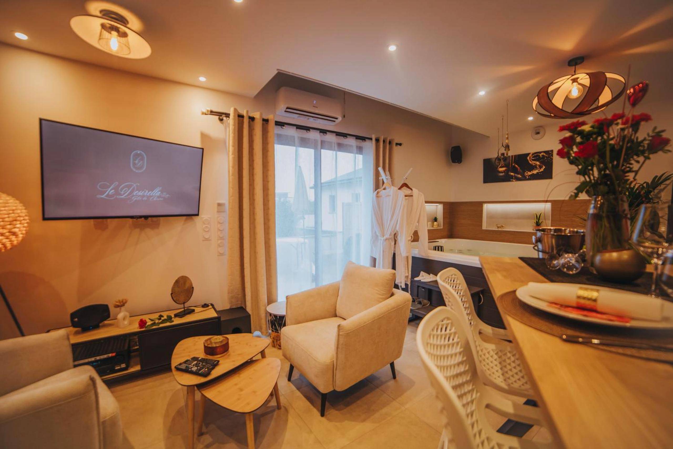 Salon avec fauteuils, télévision et peignoirs - Le Desirella gite De Charme Spa
