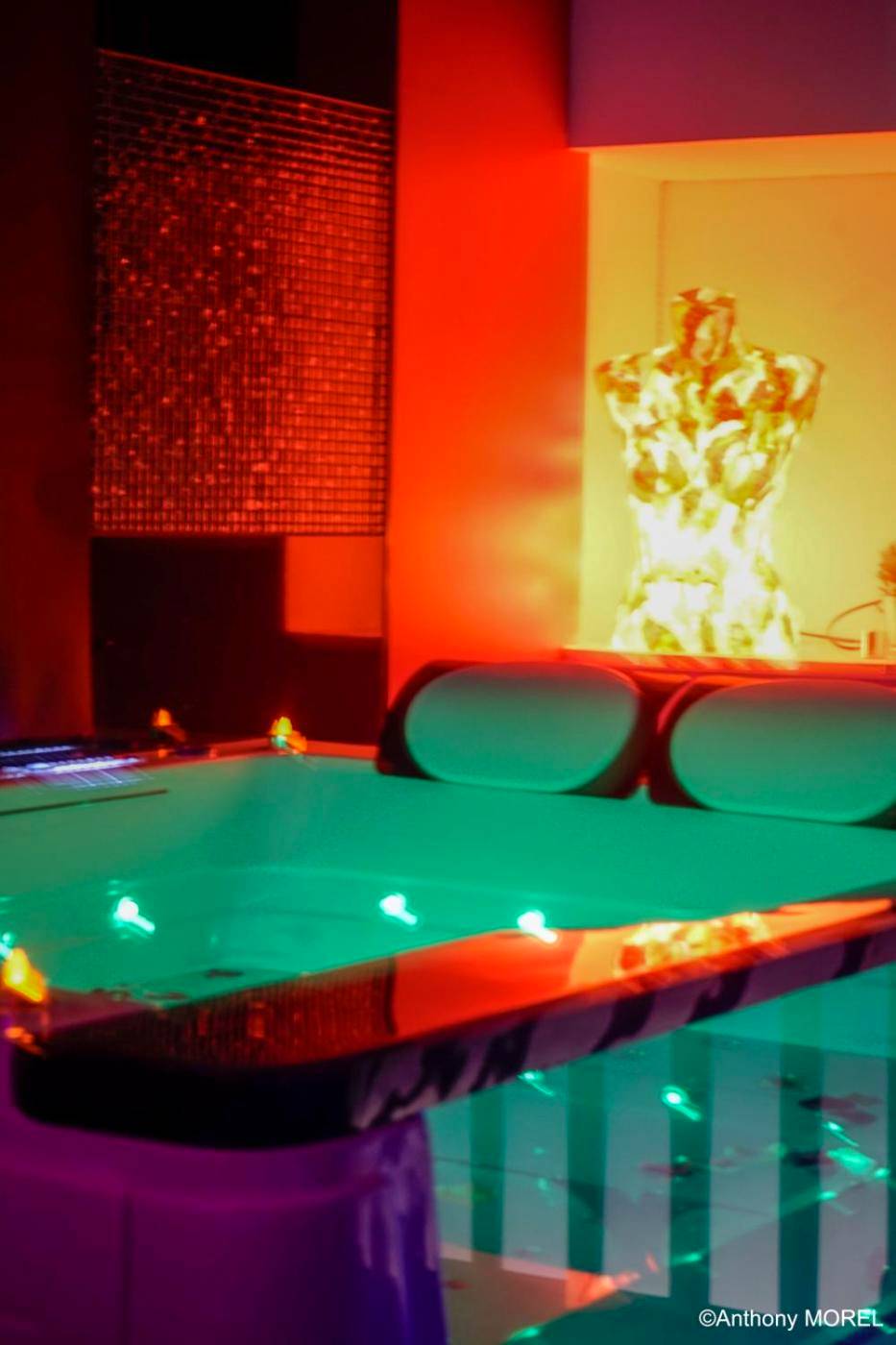 Jacuzzi avec appuie - têtes et buste lumineux - Love Room Cabannes - Désir'ôôm