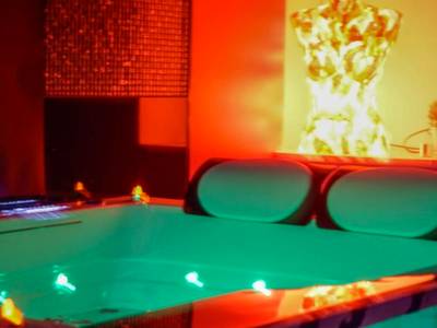 Jacuzzi avec appuie - têtes et buste lumineux - Love Room Cabannes - Désir'ôôm