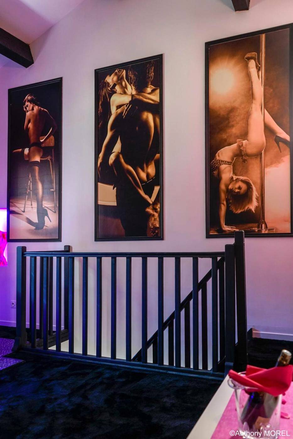 Tableaux érotiques au - dessus d'un escalier - Désir'ôôm
