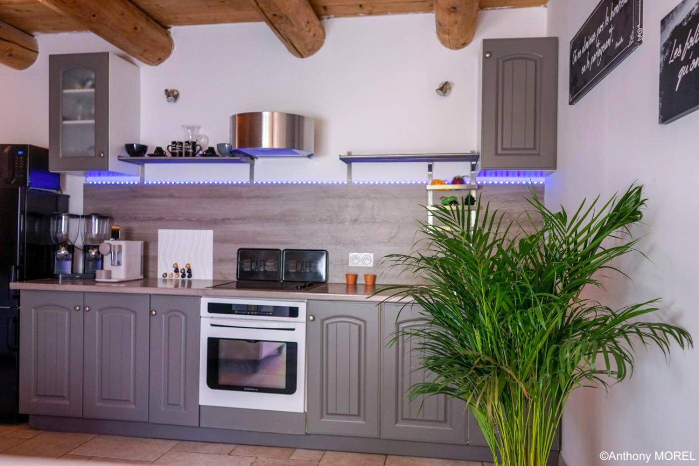 Cuisine équipée avec poutres apparentes - Désir'ôôm