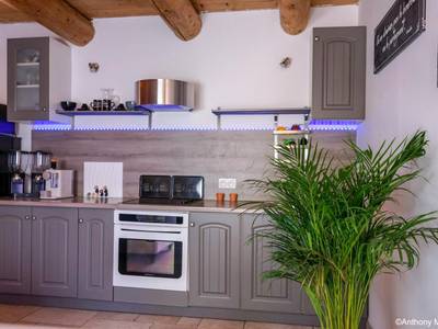 Cuisine équipée avec poutres apparentes - Désir'ôôm