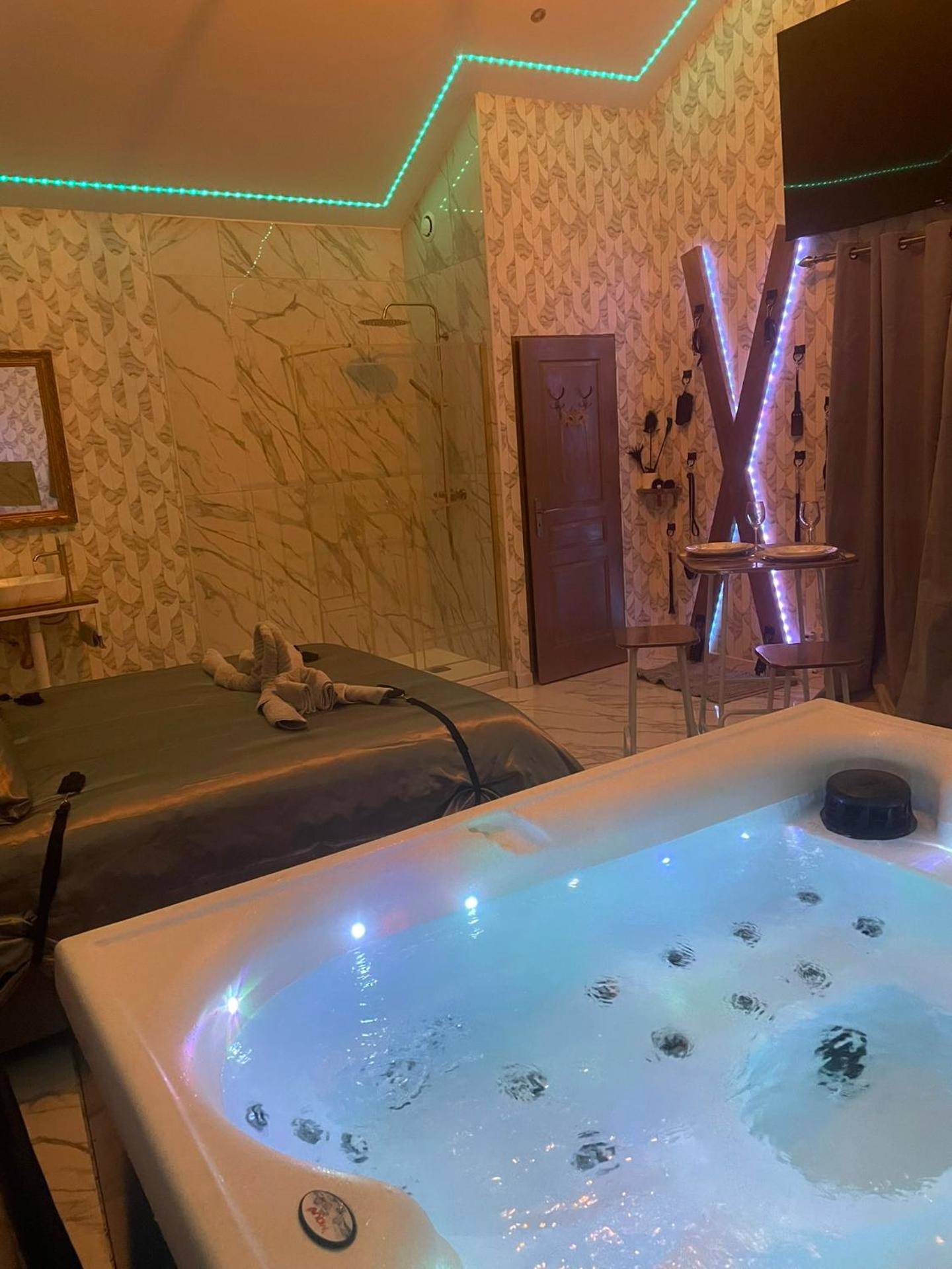 Jacuzzi privatif avec éclairage LED bleu - Love Room Frénouville - Désirs d'une nuit - La désirée
