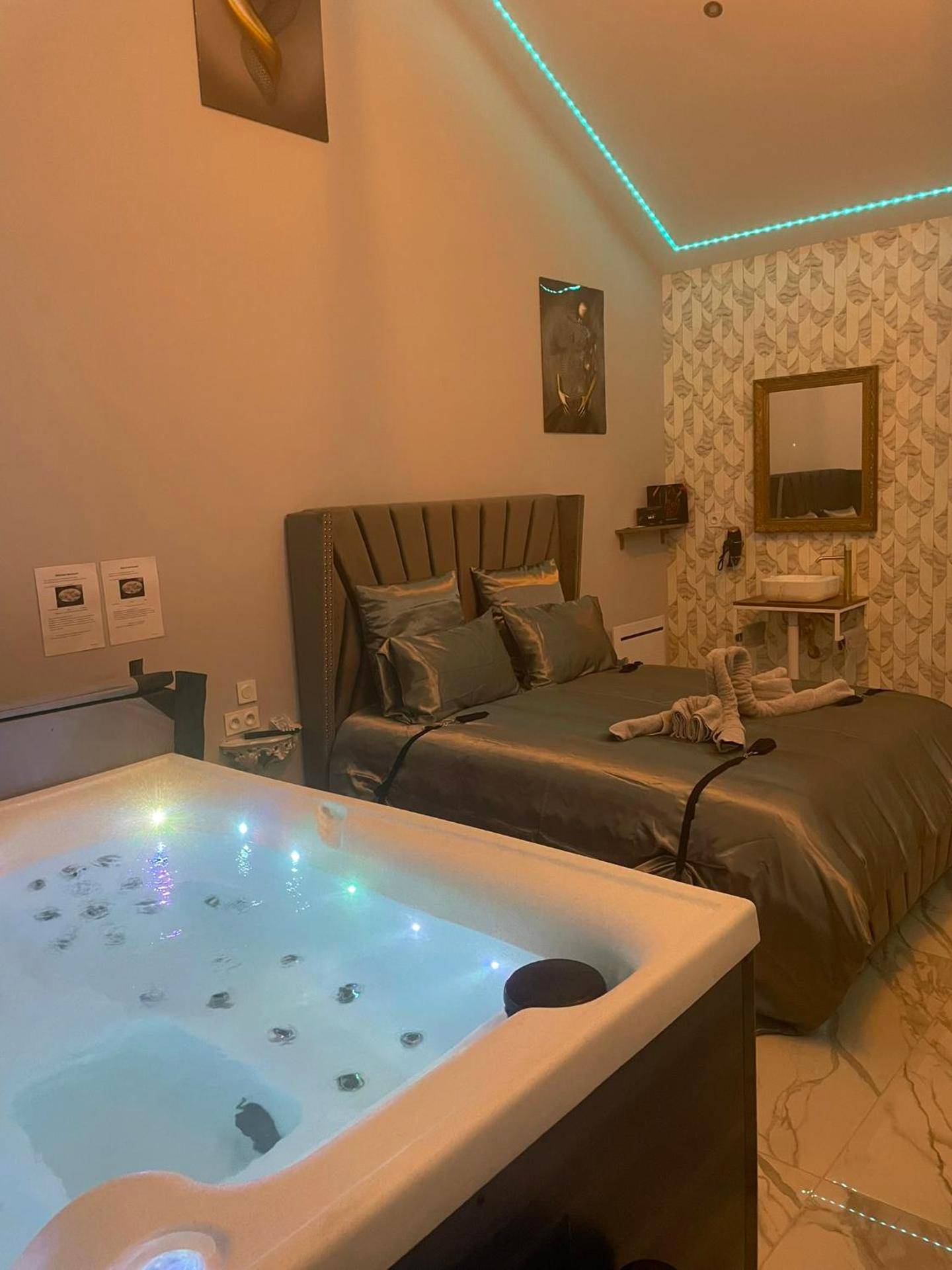 Lit double avec cygnes en serviette et jacuzzi - Désirs d'une nuit - La désirée