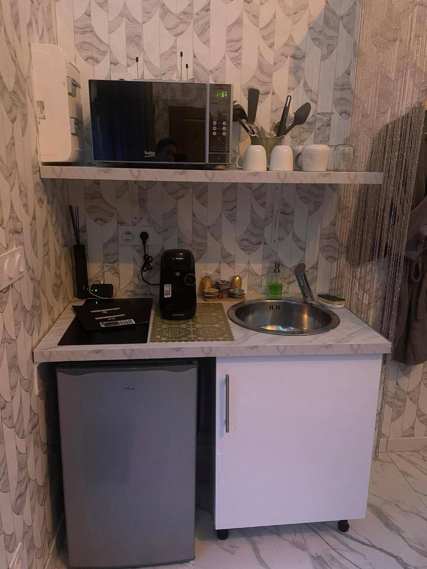 Kitchenette équipée avec micro - ondes et frigo - Désirs d'une nuit - La désirée