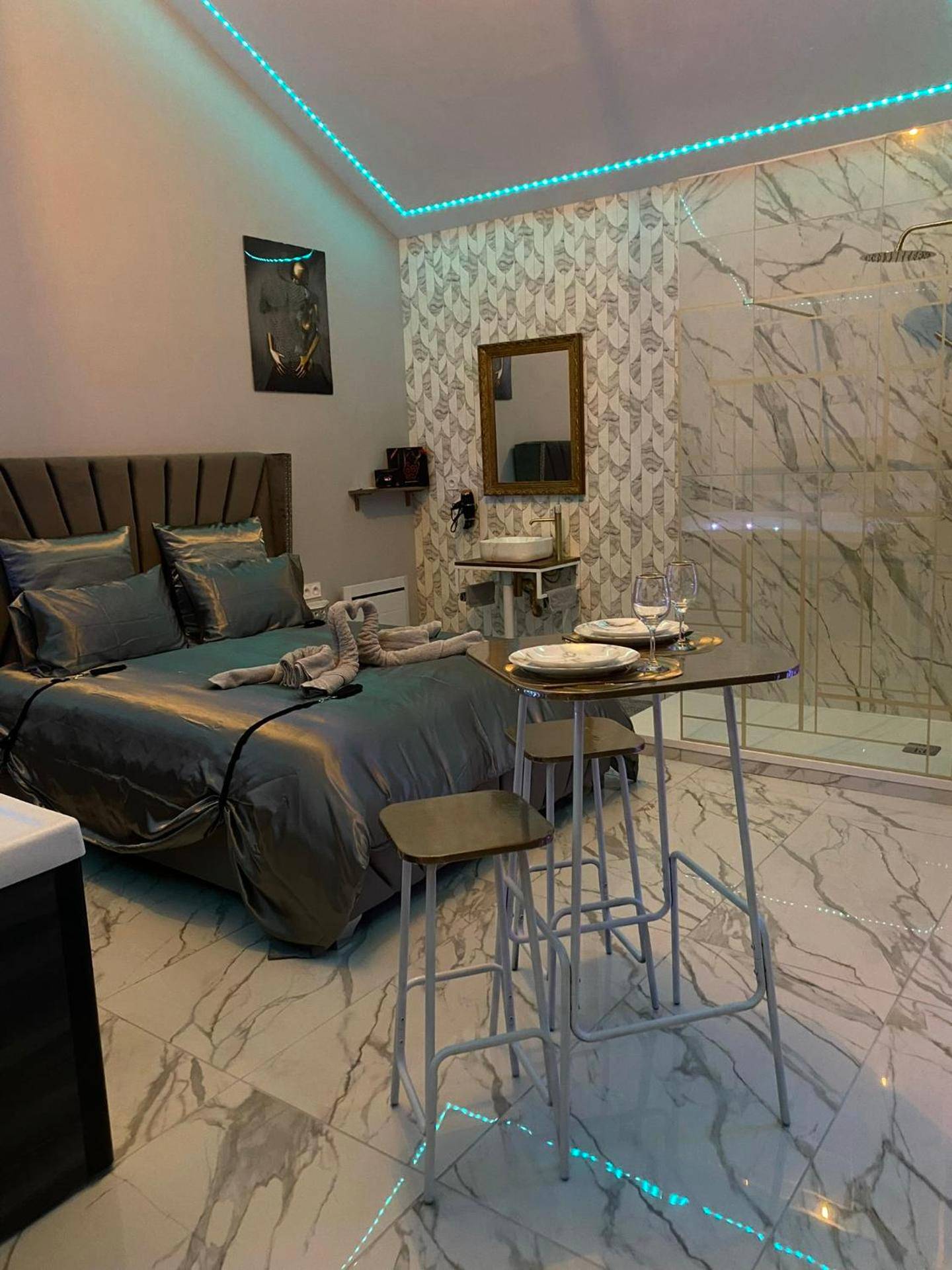 Espace repas avec table haute et lit double - Désirs d'une nuit - La désirée