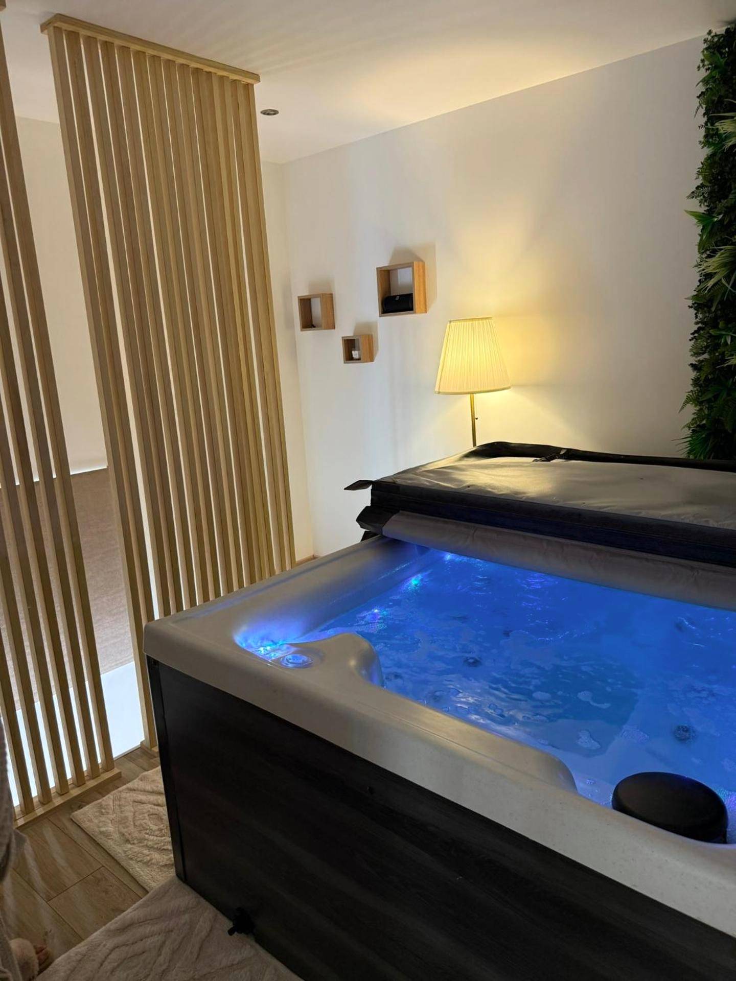 Jacuzzi privatif avec éclairage bleu intégré - Love Room Frénouville - Désirs d'une nuit - La détente