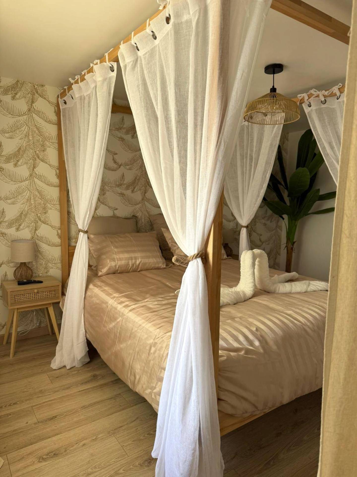 Lit à baldaquin avec voilages blancs - Désirs d'une nuit - La détente