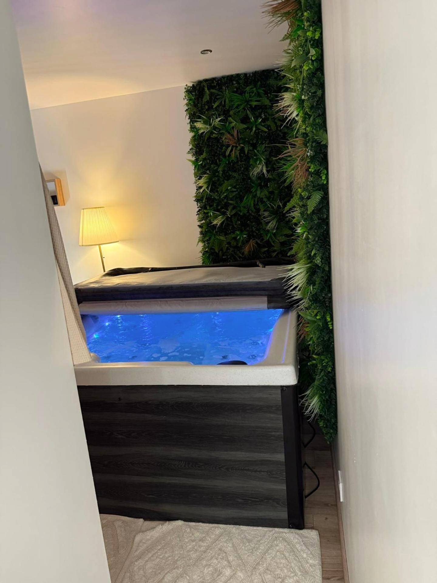 Baignoire balnéo et mur végétal décoratif - Désirs d'une nuit - La détente