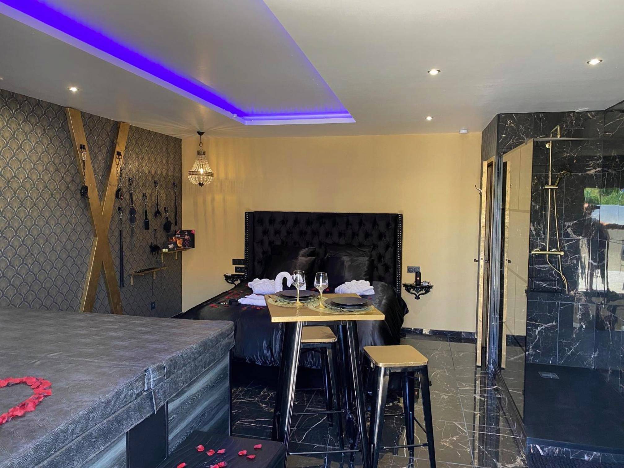 Suite romantique avec lit king size et croix - Love Room Frénouville - Désirs d'une nuit - Loveroom jacuzzi