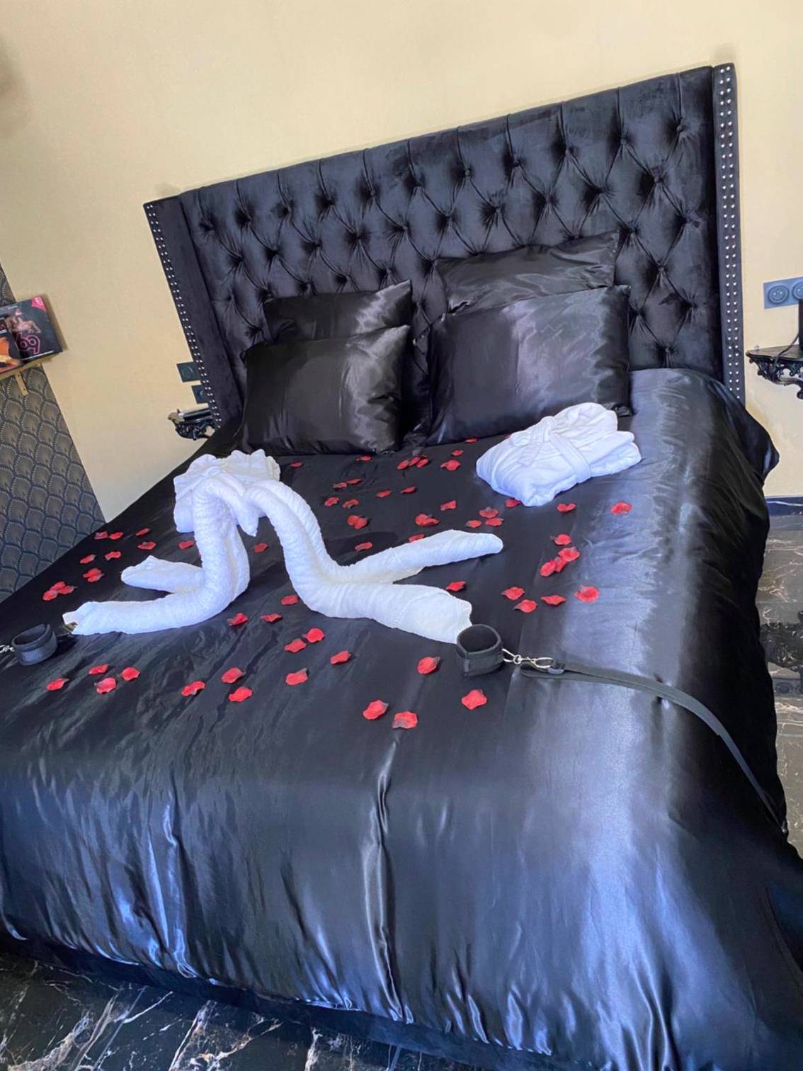 Lit en satin noir avec cygnes en serviette - Désirs d'une nuit - Loveroom jacuzzi