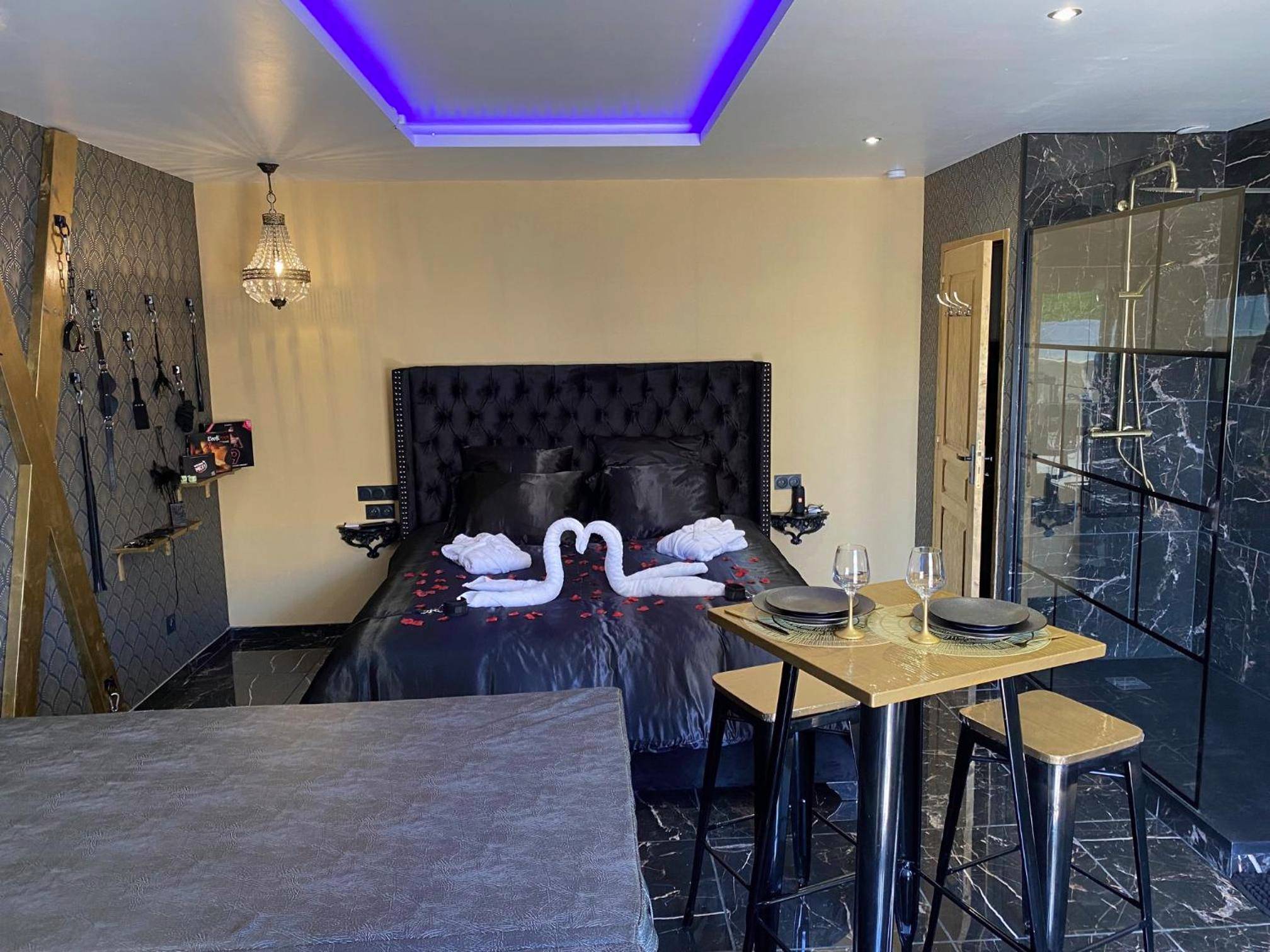 Espace nuit avec table haute et douche italienne - Désirs d'une nuit - Loveroom jacuzzi