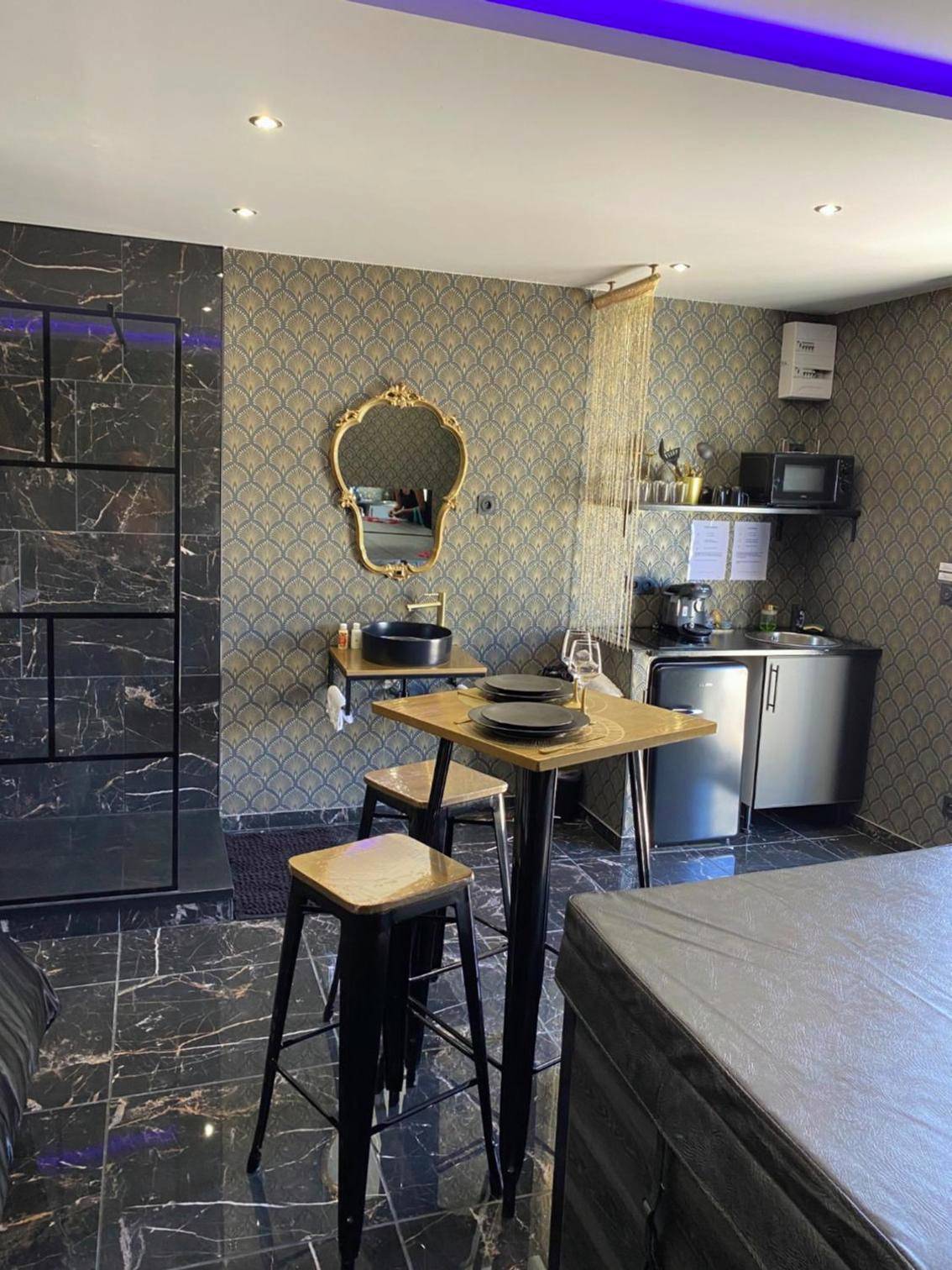 Coin cuisine équipée et table de repas - Désirs d'une nuit - Loveroom jacuzzi