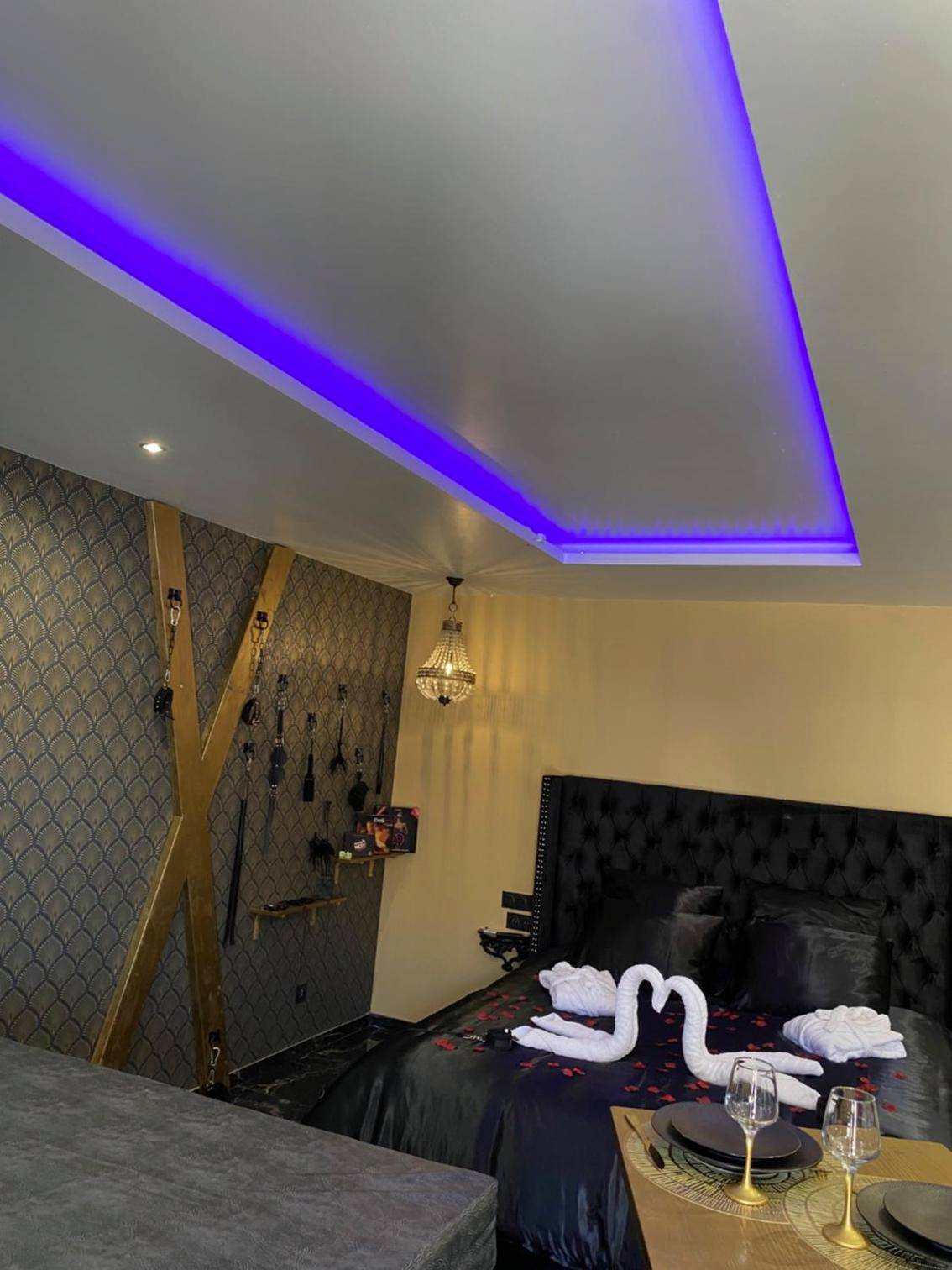 Plafond lumineux bleu et accessoires de charme - Désirs d'une nuit - Loveroom jacuzzi