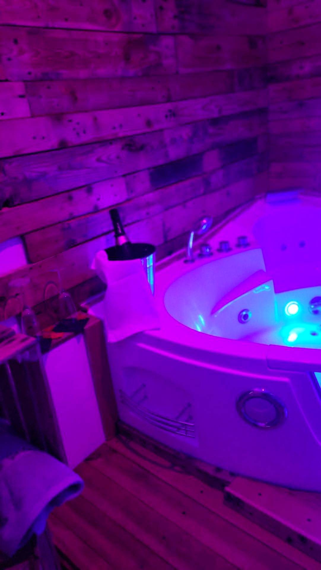 Jacuzzi privatif avec éclairage néon violet - Love Room Roquevaire - Les dessous du Garlaban
