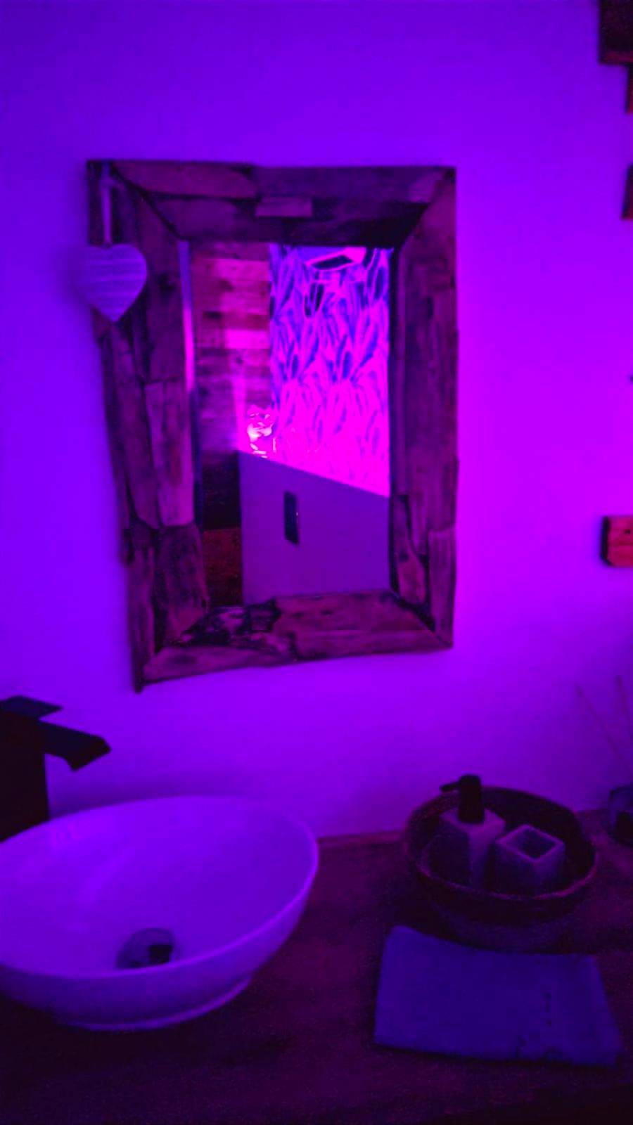 Vasque blanche et miroir en bois flotté - Les dessous du Garlaban