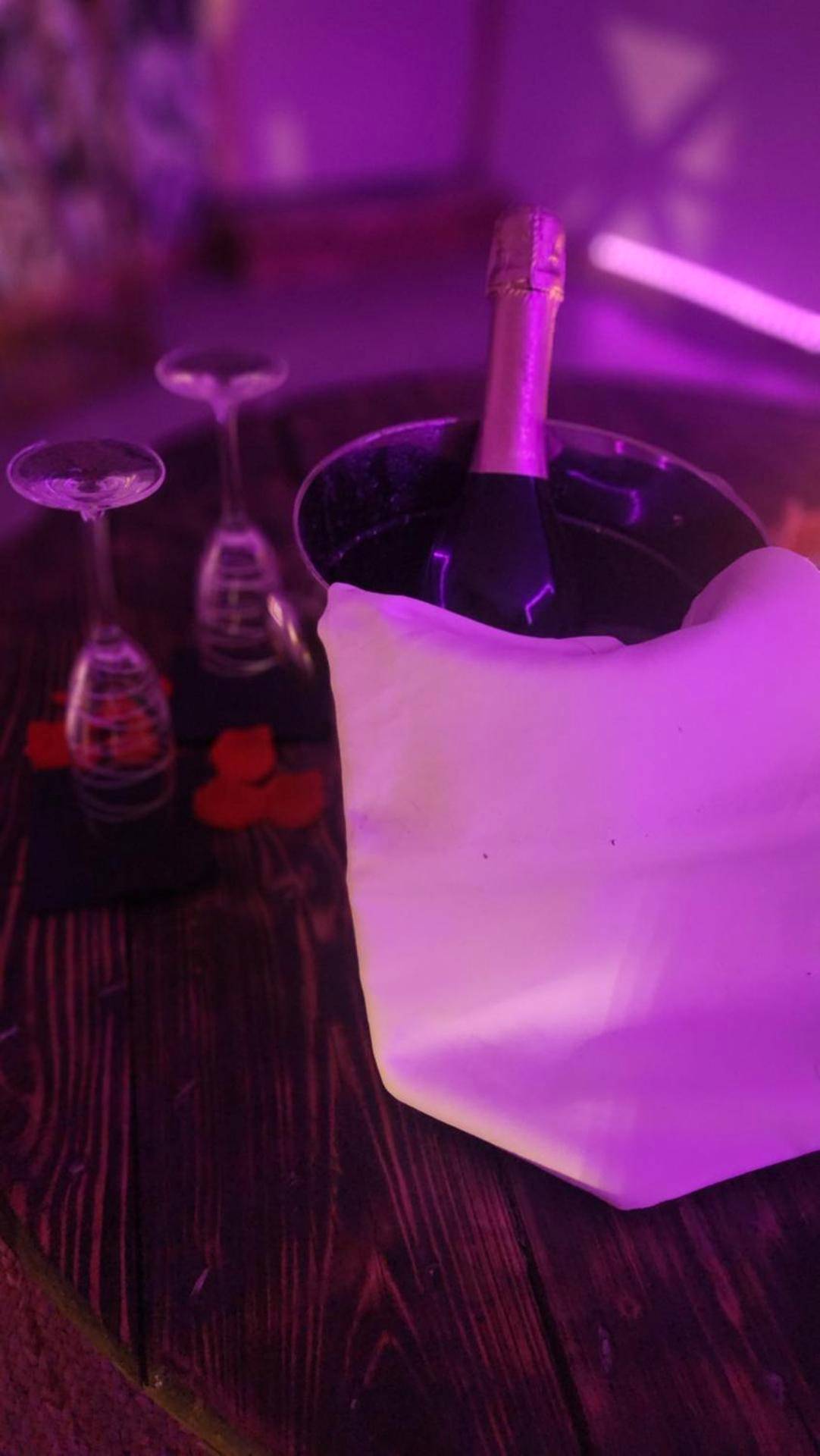 Bouteille de champagne et verres sur table - Les dessous du Garlaban