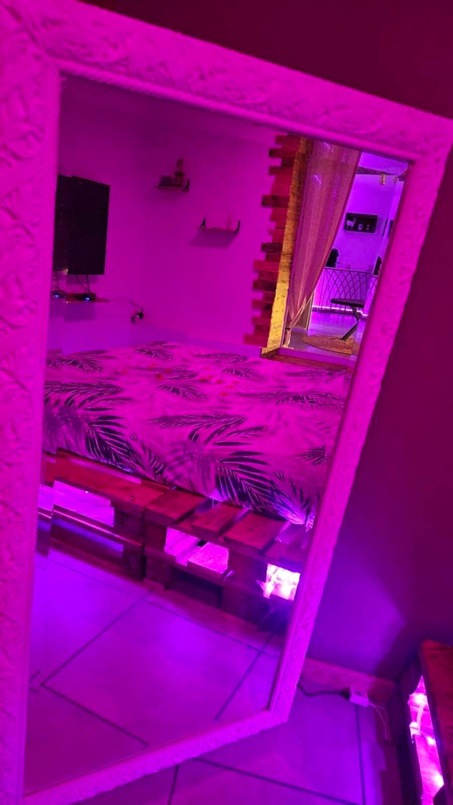 Lit en palettes avec éclairage rose et miroir - Les dessous du Garlaban
