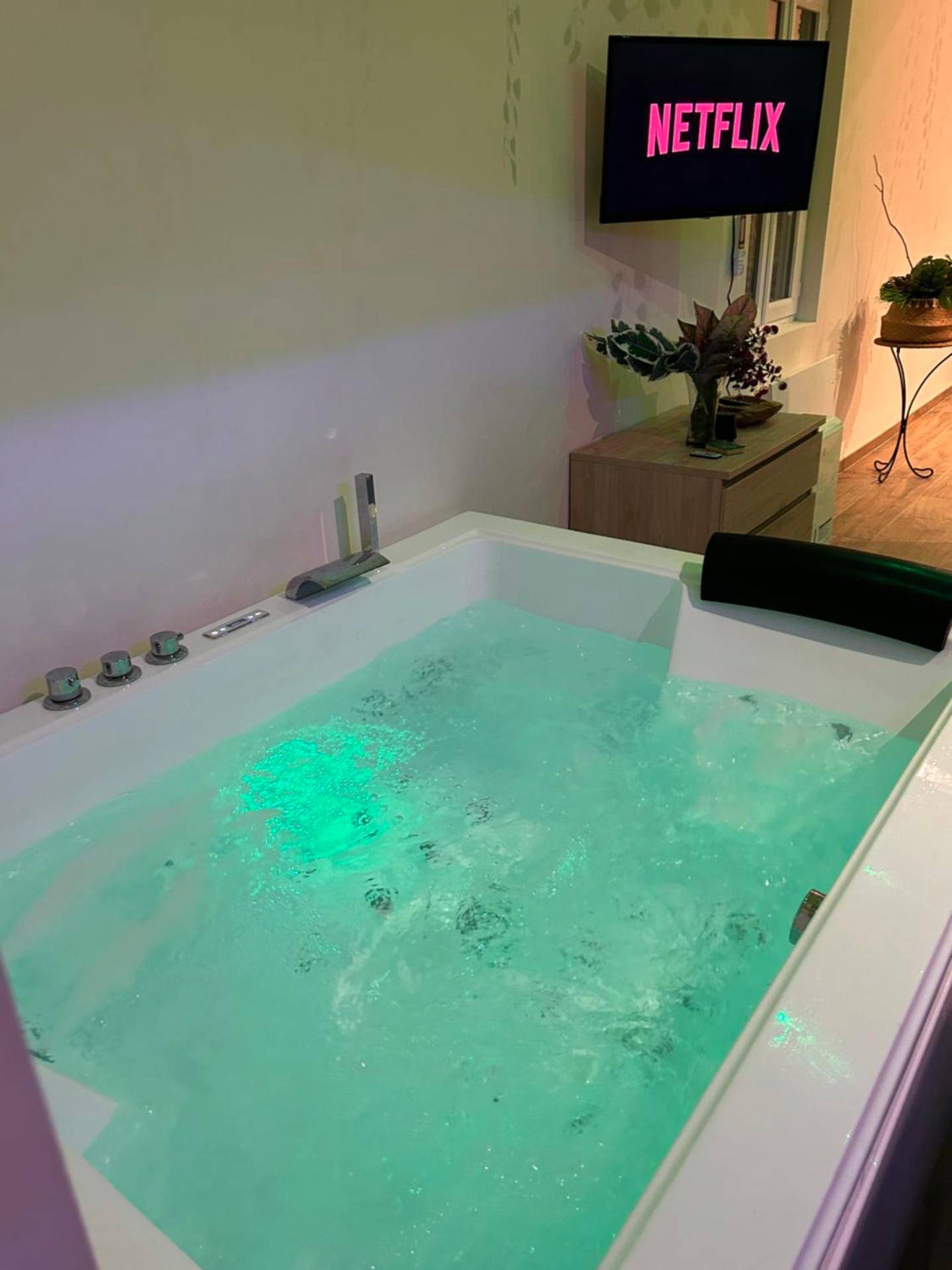 Vue d'ensemble avec sauna et baignoire balnĂ©o - DĂ©tente au bord de ForĂȘt avec Spa BalnĂ©o et Sauna PRIVĂ