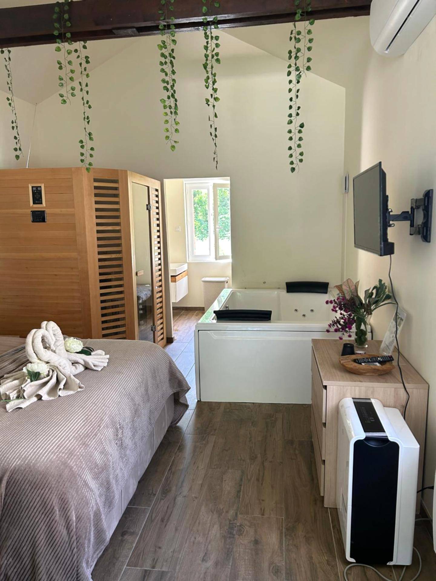 Chambre romantique avec sauna et jacuzzi - DĂ©tente au bord de ForĂȘt avec Spa BalnĂ©o et Sauna PRIVĂ
